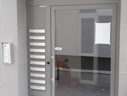 Schránkove boxy s prerušeným tepelným mostom